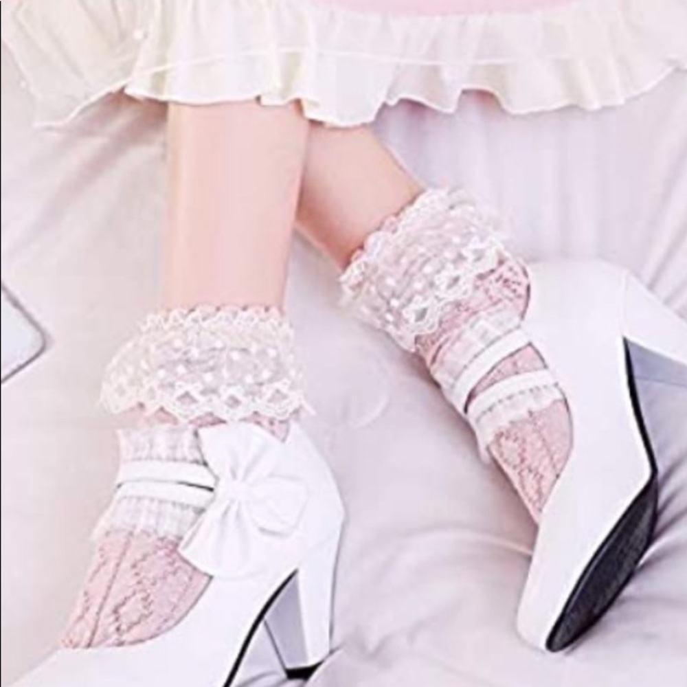 Adorable White chunky heel Mary Jane Pumps Women size 8. You will absolutely❣️